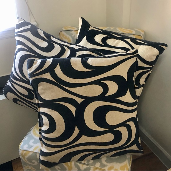Set of 3 black and beige swirled design decorative accent pillows - Picture 5 of 5